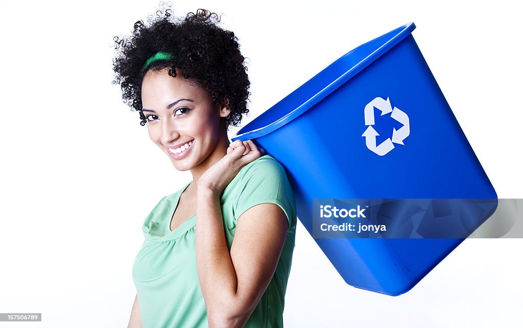 Bonita Jovem mulher carregar Caixote de Reciclagem sobre o ombro - Royalty-free Lata do lixo Foto de stock