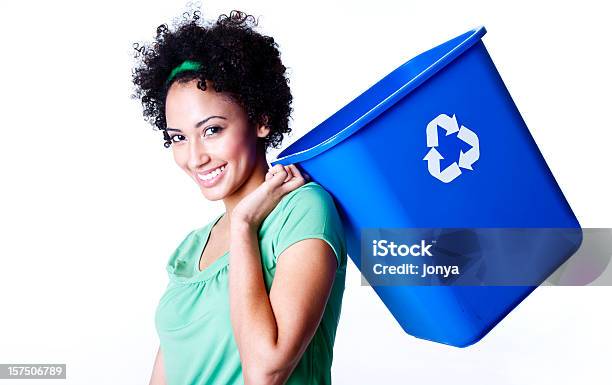 Bonita Jovem Mulher Carregar Caixote De Reciclagem Sobre O Ombro - Fotografias de stock e mais imagens de Lata do lixo