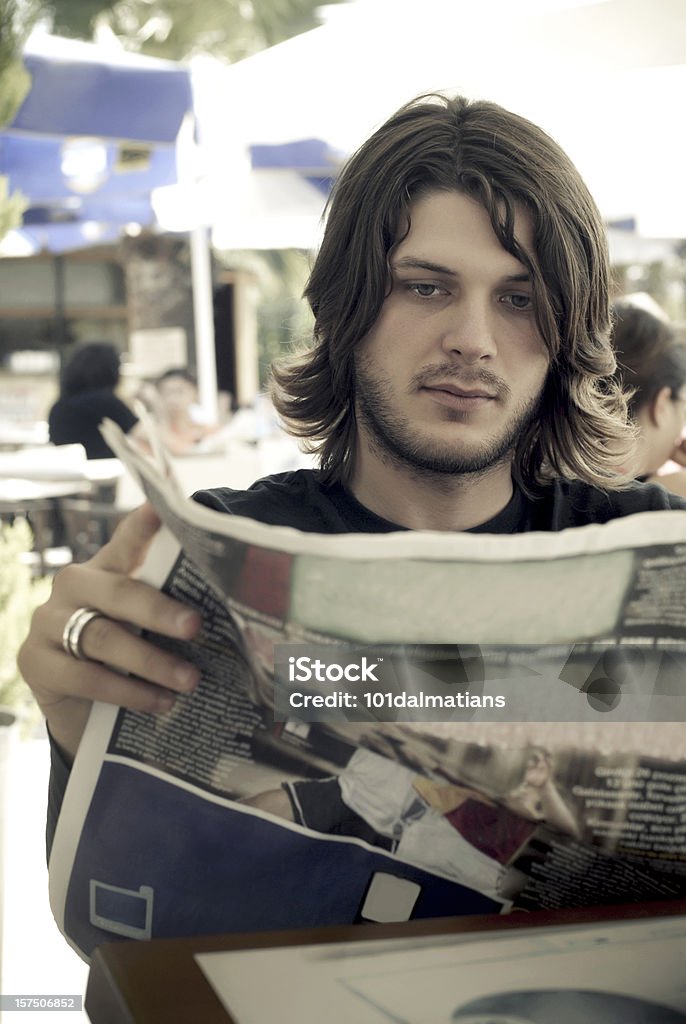 Giovane uomo leggendo un quotidiano - Foto stock royalty-free di 20-24 anni