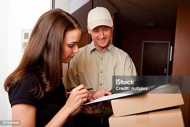 Foto de Menino De Entregar Alguma Entrega De Pacotes e mais fotos de stock de 20 Anos - 20 Anos, 30 Anos, Adulto