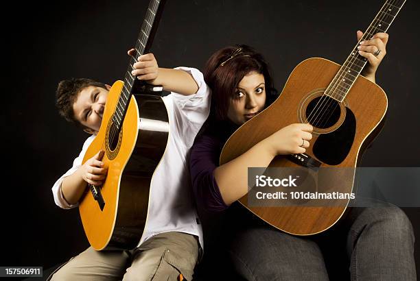 Tocar Guitarra - Fotografias de stock e mais imagens de 8-9 Anos - 8-9 Anos, Adulto, Aluno da Escola Primária