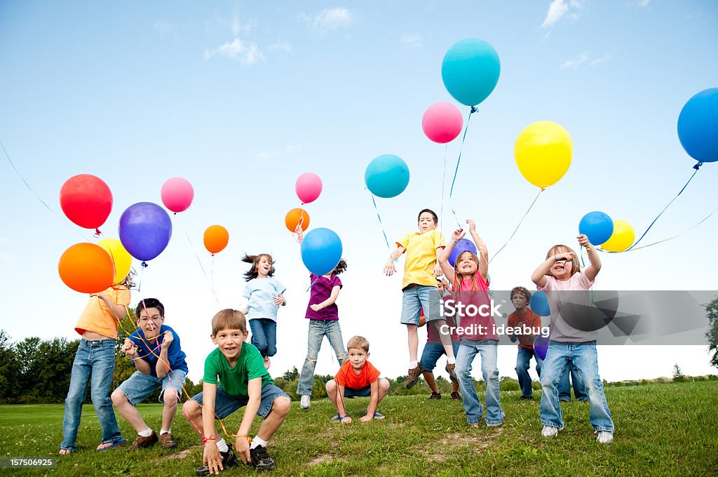 Feliz grupo de meninos e meninas comemorando com balões - Foto de stock de Balão - Decoração royalty-free
