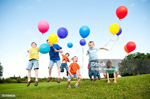 Grupo De Niños De Excitación Salto Y Celebrar Al Aire Libre Foto de stock y más banco de imágenes de Día