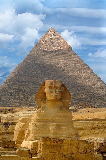 grande esfinge de gizé contra a grande pirâmide de gizé, egipto - giza pyramids sphinx pyramid shape pyramid imagens e fotografias de stock
