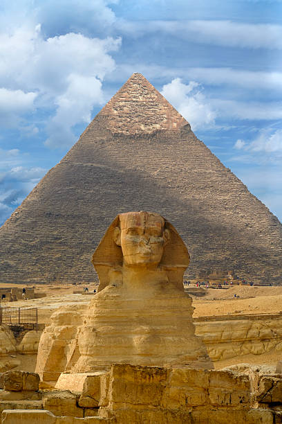 большой сфинкс из гиза на фоне большой пирамиды гизы, египет - giza pyramids sphinx pyramid shape pyramid стоковые фото и изображения