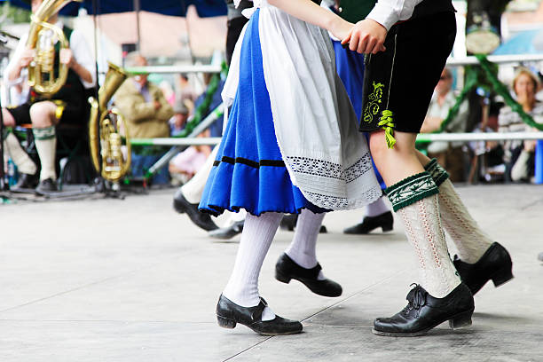 couple danse bavaroise de l'oktoberfest - swiss culture photos et images de collection