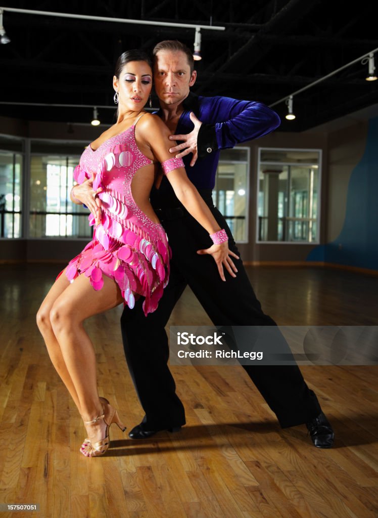 Pareja De Baile De Salón Foto de stock y más banco de imágenes de Baile de  salón - Baile de salón, Tango - Baile, 20 a 29 años - iStock