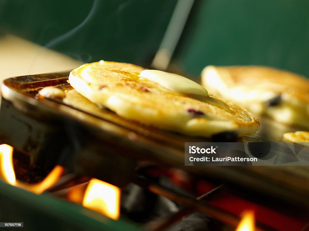 Frittelle integrali ai mirtilli fino in un Campeggio e barbecue - Foto stock royalty-free di Campeggiare