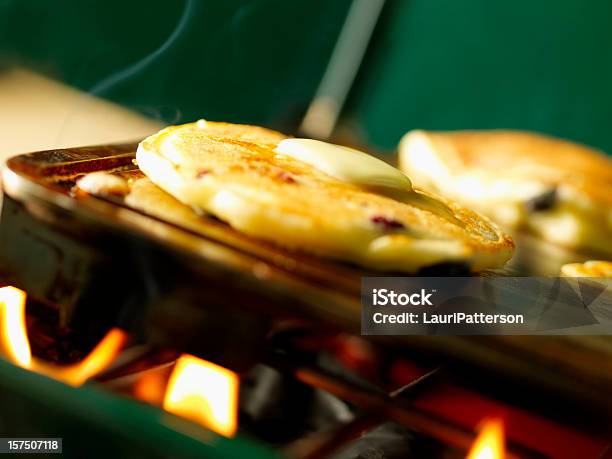 Panquecas De Mirtilo Em Um Acampamento Grelha - Fotografias de stock e mais imagens de Acampar - Acampar, Chapa de Ferro para Torrar, Bolo em Chapa de Ferro