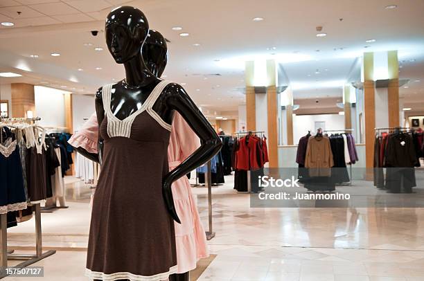Leere Frauen Boutique Stockfoto und mehr Bilder von Ausverkauf - Ausverkauf, Bekleidungsgeschäft, Boutique