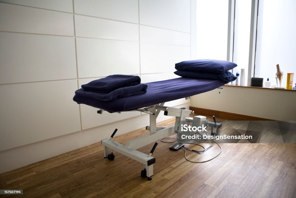 Cama de massagem na sala de tratamento - Foto de stock de Cama royalty-free