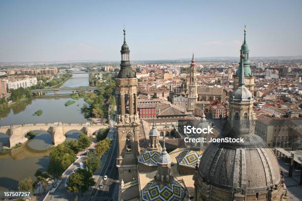 Photo libre de droit de Saragosse Zaragoza Aragon Cathédrale De La Ville Du Pays Basque En Espagne Vue Sur La Ville banque d'images et plus d'images libres de droit de Saragosse