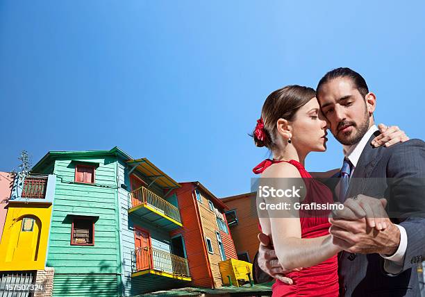 Pareja De Baile De Tango Argentino En Las Calles De Buenos Aires Foto de stock y más banco de imágenes de Buenos Aires