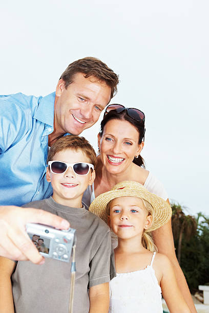 счастливая семья, принимая self portrait - two parent family technology mobility men стоковые фото и изображения