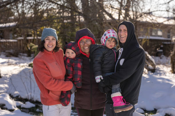 família multigeracional posa para foto enquanto brinca na neve - grandmother senior adult child baby - fotografias e filmes do acervo