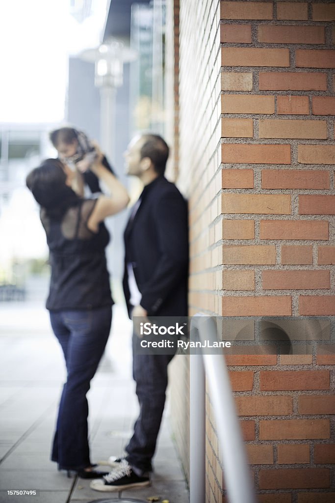 Young Hispanic Family In städtischen Stadt - Lizenzfrei 0-11 Monate Stock-Foto