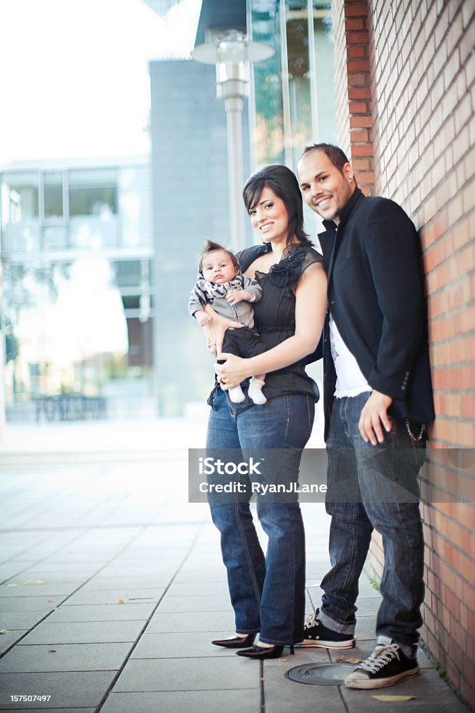 Giovane famiglia ispanica nel centro urbano - Foto stock royalty-free di Etnia latino-americana