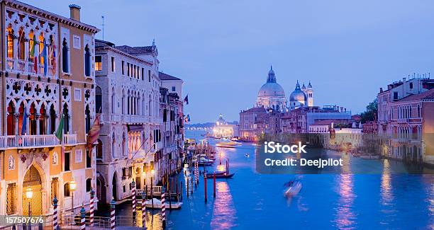 Oświetlony Nocą Na Grand Canal W Wenecji We Włoszech - zdjęcia stockowe i więcej obrazów Architektura