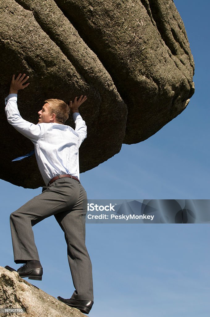 Forte Empresário levantando enorme Boulder ao ar livre no céu azul - Royalty-free Dificuldade Foto de stock
