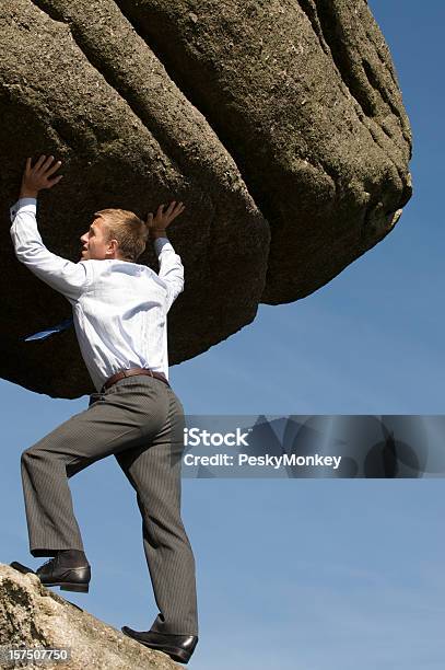 Forte Empresário Levantando Enorme Boulder Ao Ar Livre No Céu Azul - Fotografias de stock e mais imagens de Dificuldade