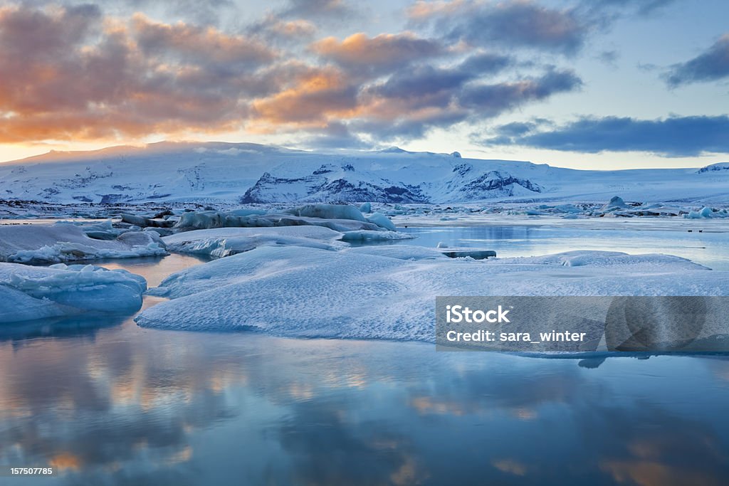に Icebergs ヨークルサルロン氷河湖で夕日 - ヨークルサルロン湖のロイヤリティフリー��ストックフォト
