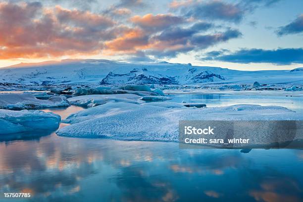 に Icebergs ヨークルサルロン氷河湖で夕日 - ヨークルサルロン湖のストックフォトや画像を多数ご用意 - ヨークルサルロン湖, 日没, アイスランド