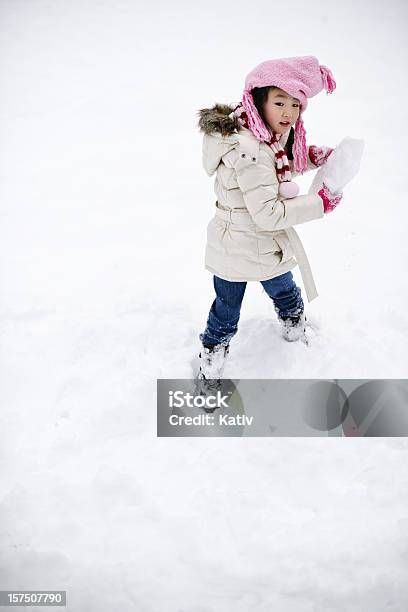 Ragazza Carina Di Neve Isolati - Fotografie stock e altre immagini di 4-5 anni - 4-5 anni, A forma di blocco, Abiti pesanti