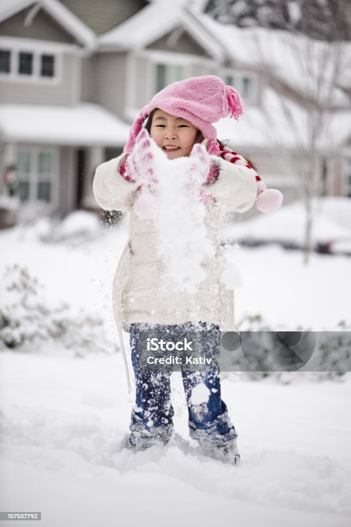 Jolie fille jouant avec de la neige - Photo de 4-5 ans libre de droits