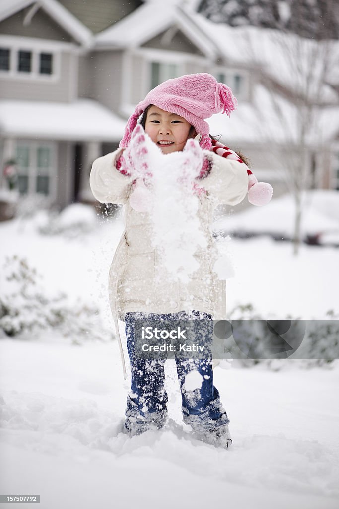 Милая девочка, играя с снег - Стоковые фото 4-5 лет роялти-фри