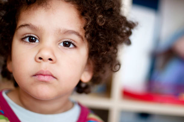 portret dziecka w domu - african descent child brown eyes ethnicity zdjęcia i obrazy z banku zdjęć