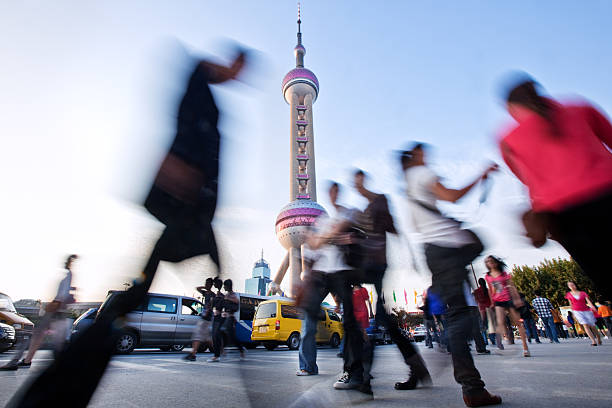 歩行者の上海,中国 - china shanghai business people ストックフォトと画像