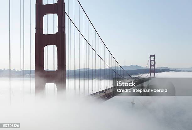Golden Gate Bridge Avvolte Nella Nebbia Barca A Vela Sotto La Sfera - Fotografie stock e altre immagini di Acqua