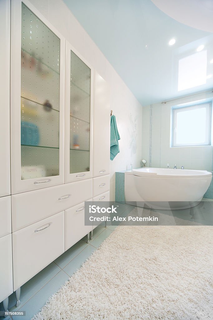 Paesaggio foto di un moderno progettato da bagno - Foto stock royalty-free di Ambientazione interna