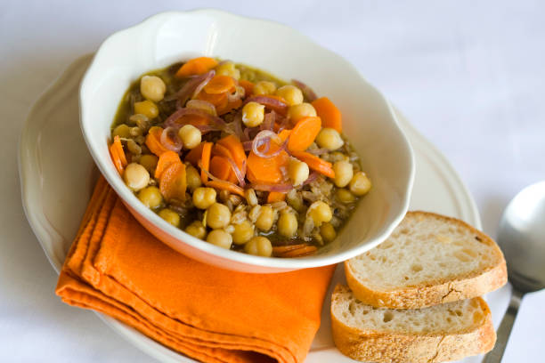 farro y los garbanzos es de sopa - vegetable barley soup fotografías e imágenes de stock