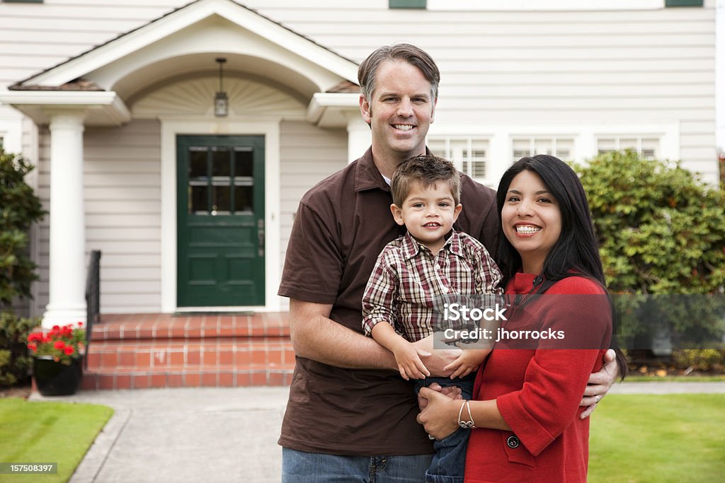 Jeune famille à la maison - Photo de Famille libre de droits