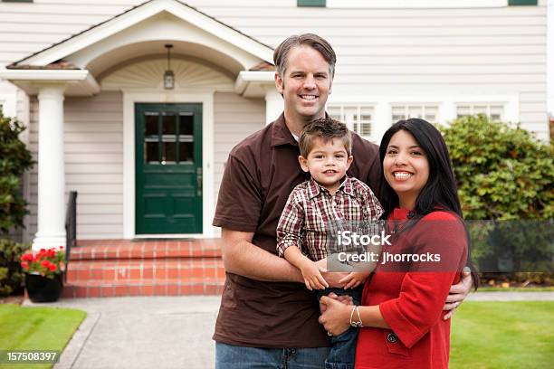 Photo libre de droit de Jeune Famille À La Maison banque d'images et plus d'images libres de droit de Famille - Famille, Porte d'entrée, 25-29 ans