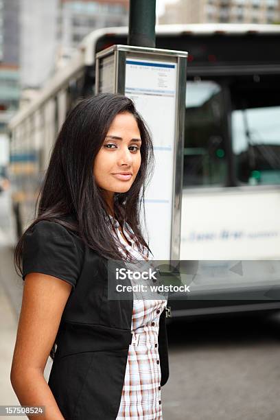 Kobieta Na Przystanek Autobusowy - zdjęcia stockowe i więcej obrazów 30-39 lat - 30-39 lat, Autobus, Dorosły