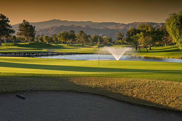 гольф-закате - golf course usa scenics sports flag стоковые фото и изображения