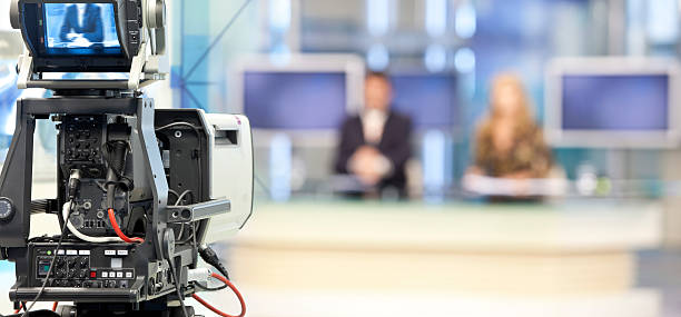 dois newsreader na frente da televisão câmera - anchor - fotografias e filmes do acervo