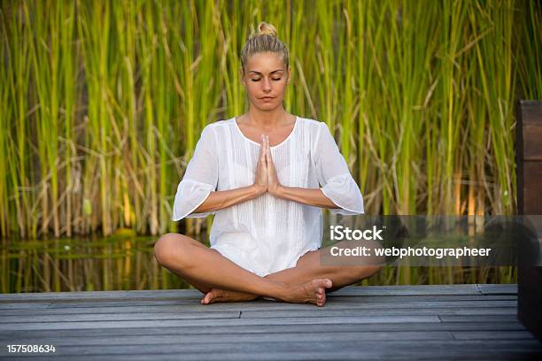 Lo Yoga - Fotografie stock e altre immagini di Adulto - Adulto, Ambientazione esterna, Beautiful Woman