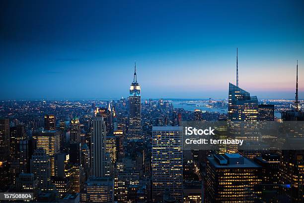 Manhattan Al Atardecer Ciudad De Nueva York Foto de stock y más banco de imágenes de Ciudad de Nueva York - Ciudad de Nueva York, Noche, Estado de Nueva York