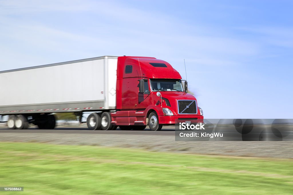 Camion sur l'autoroute - Photo de Rouge libre de droits