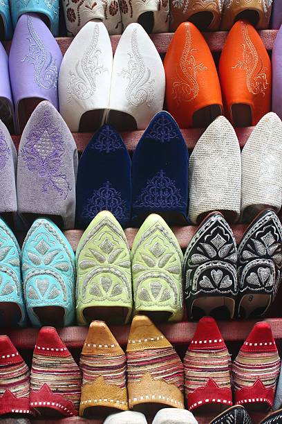 babouches marocaines - green shoe blue in a row stock-fotos und bilder