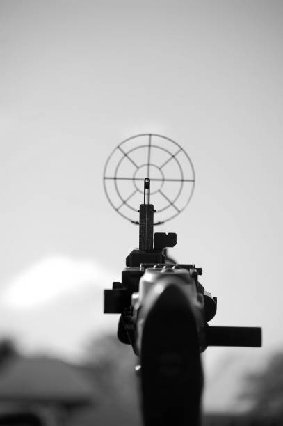 mitragliatrice vista. - crosshair gun rifle sight aiming foto e immagini stock