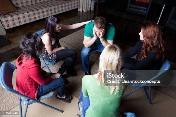 Salud Mental Grupo De Asesoramiento Foto de stock y más banco de imágenes de Adulto joven - Adulto joven, Asistencia de la comunidad, Asistente social