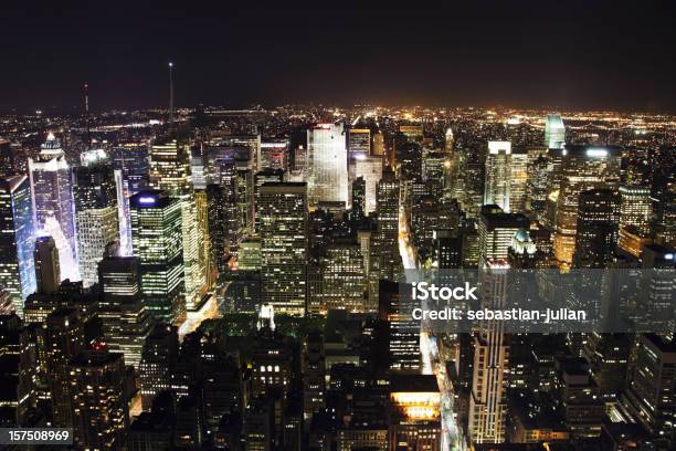 De Manhattan Por La Nochevista Desde La Zona Residencial De Rfc Foto de stock y más banco de imágenes de Ciudad de Nueva York