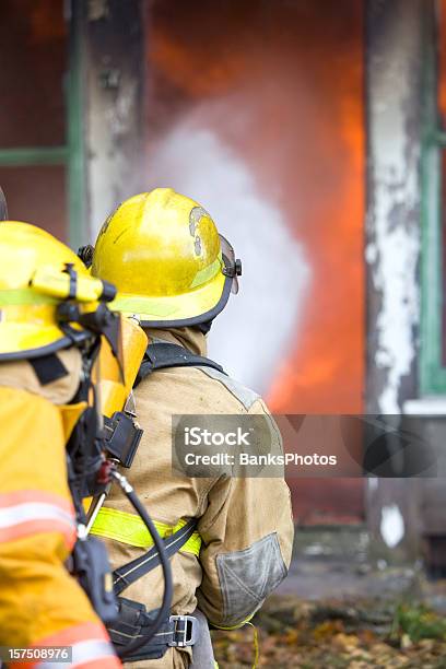 Firefighters Jogar Uma Casa De - Fotografias de stock e mais imagens de Bombeiro - Bombeiro, Janela, Exterior de edifício