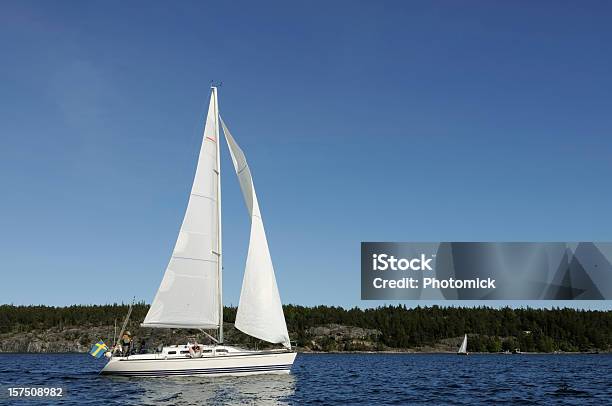 Navegación En El Archipiélago Sueco Bandera Nacional Foto de stock y más banco de imágenes de Barco de vela