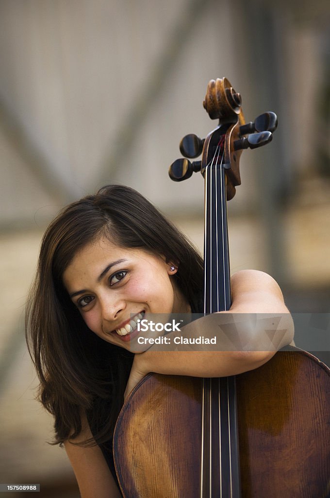 Mulher com um violoncelo ao ar livre - Foto de stock de Violoncelo royalty-free