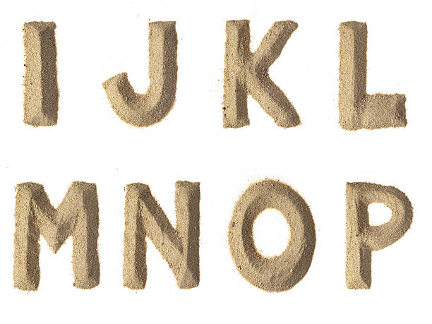 piasek alfabet xxxl - sand text alphabet beach zdjęcia i obrazy z banku zdjęć